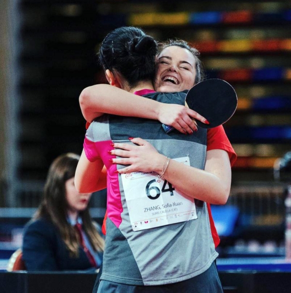 Ana García celebrant amb Sofia Zhang, el triomf en dobles.