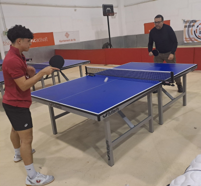 L'Alcalde de Vic, a l'Espai de Tennis Taula del Parc Esportiu de Nadal de Vic