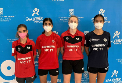 Jugadores del Girbau Vic TT a Múfcia, amb Noa MUñoz (entrenadora)
