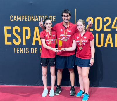 Irina Gimeno i Martina González, amb l'entrenador, Sergi Molist