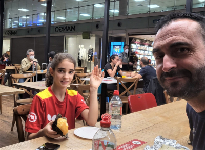 Irina Gimeno i Lluis Peix a l'aeroport