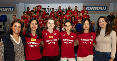 Foto de les exjugadores i jugadores del planter del Vic TT de la superdivisió