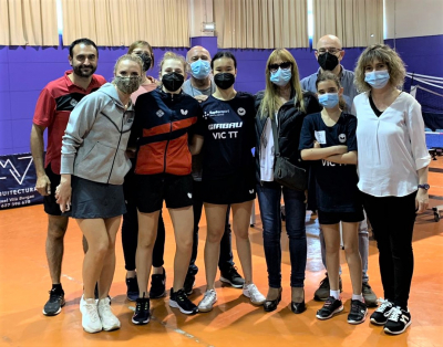 MONTSE VILA al costat de la Noa i altres jugadores i seguidors