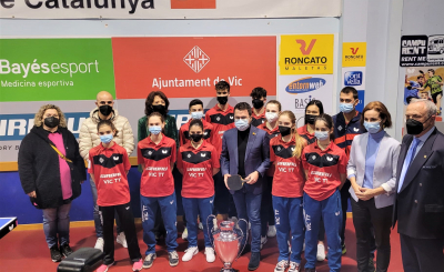 Oferiment de la Copa de campiones al MHP, Pere Aragonès