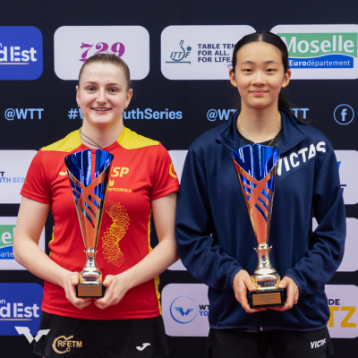 Sílvia Coll amb Nina Guo Zheng, al podi de l'Internacional de França. Foto ITTF