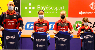 Sílvia Coll i Irina Gimeno, amb dos, dels entrenadors del Girbau Vic TT