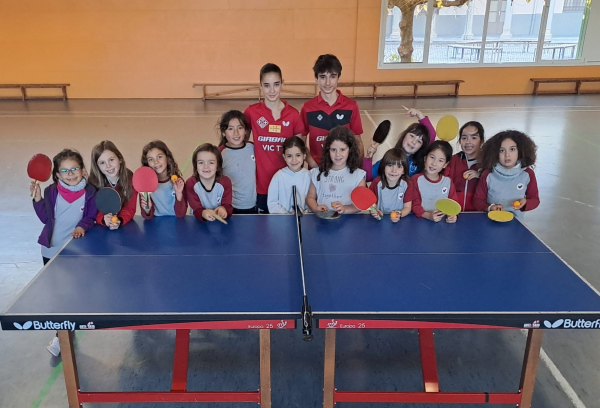 Alumnes de 2n de Primaria col·legi Escorial amb Irina Gimeno i Joan Torrents