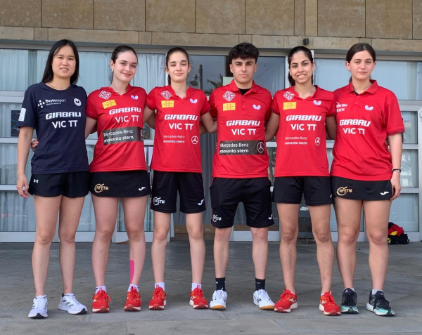 Noa Muñoz, Martina Sans, Irina Gimeno, Camila Moscoso i Abril Masdeu, davant del Palau d'Esports i Congressos de Pltja d'Aro