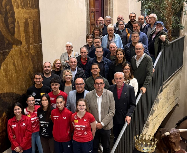 Esportistes del Girbau Vic TT, amb autoritats, patrocinadors i acompanyants