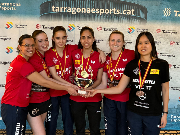 Fotografia podi camp d'Espanya amb les 3 jugadores del Girbau Vic  seleccionades
