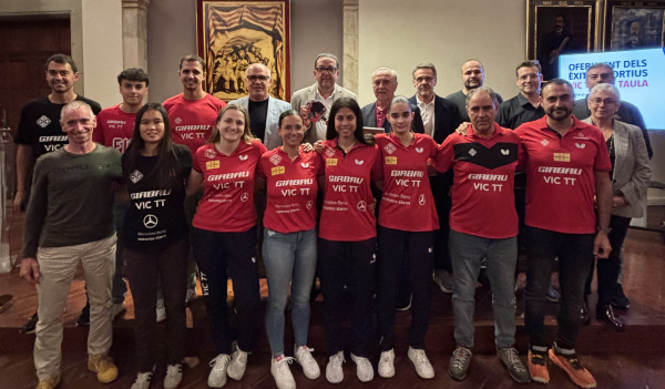 Esportistes del Girbau Vic TT, amb autoritats i co·laboradors a la Sala de la Columna