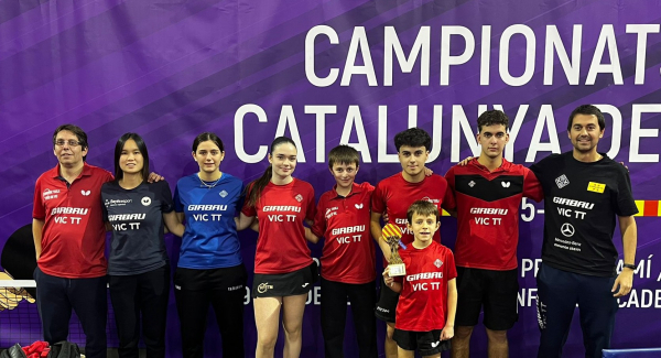 Esportistes del Girbau Vic TT, guardontas al Campionat de Catalunya de Joves, amb els tècnics