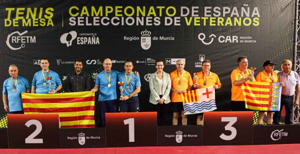 Podi amb Jordi Pladevall, segon per l'esquerra.