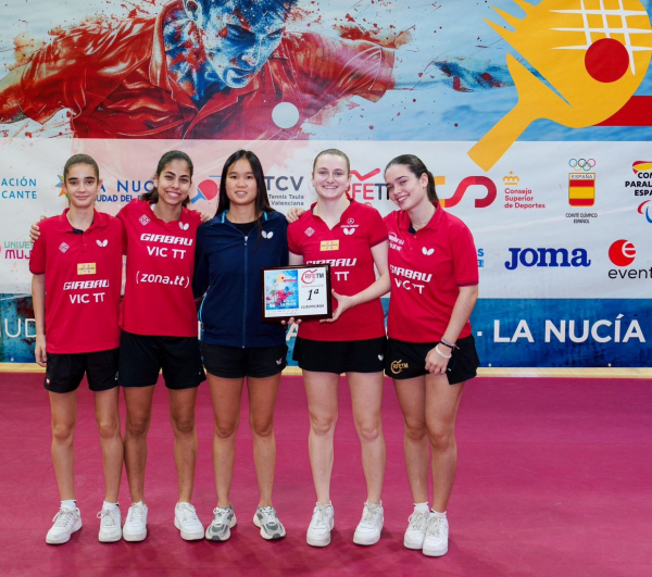 Jugadores del Girbau Vic TT, amb Noa Muñoz (entrenadora), al I Spain Masters a La Nucía. Foto Álvaro Díaz RFETM