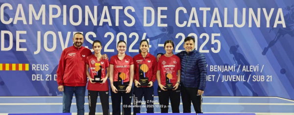 Les 4 jugadores del Girbau Vic TT, podi individual juvenil,, amb els entrenadors.
