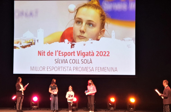SÍLVIA COLL SOLÀ, millor esportista promesa 2021, amb l'alcaldessa, Anna Erra