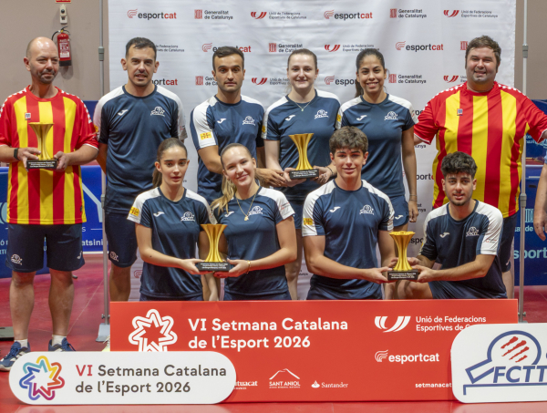 Les dues seleccions amb els seus tècnics. Foto Antonio Álvarez
