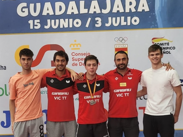 Àlex Moreno, amb els entrenadors i companys de l'equip sub21